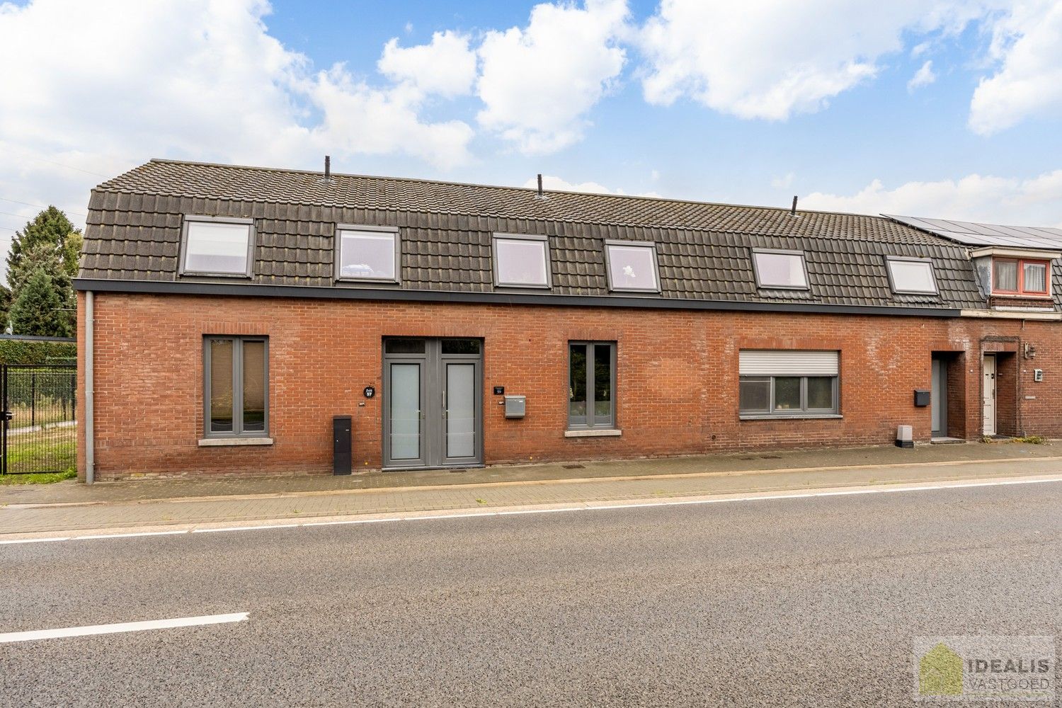INSTAPKLARE GEZINSWONING MET LICHTRIJKE LEEFRUIMTE, RUIME EN VERZORGDE KEUKEN, BADKAMER EN 3 GOEDE SLAAPKAMERS OP EEN KNAP ZUID-GEORIENTEERDE PERCEEL VAN 2A 32A foto 3