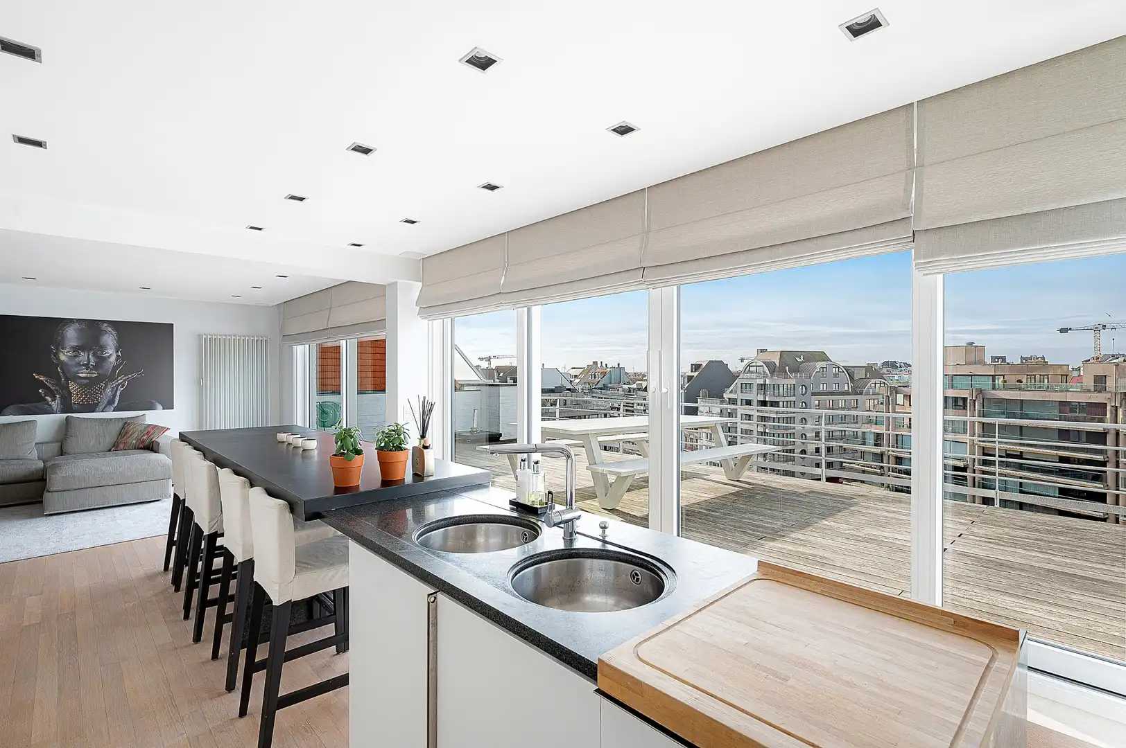 Ruim en lichtrijk penthouse-appartement met royale terrassen en open zeezicht . foto 4