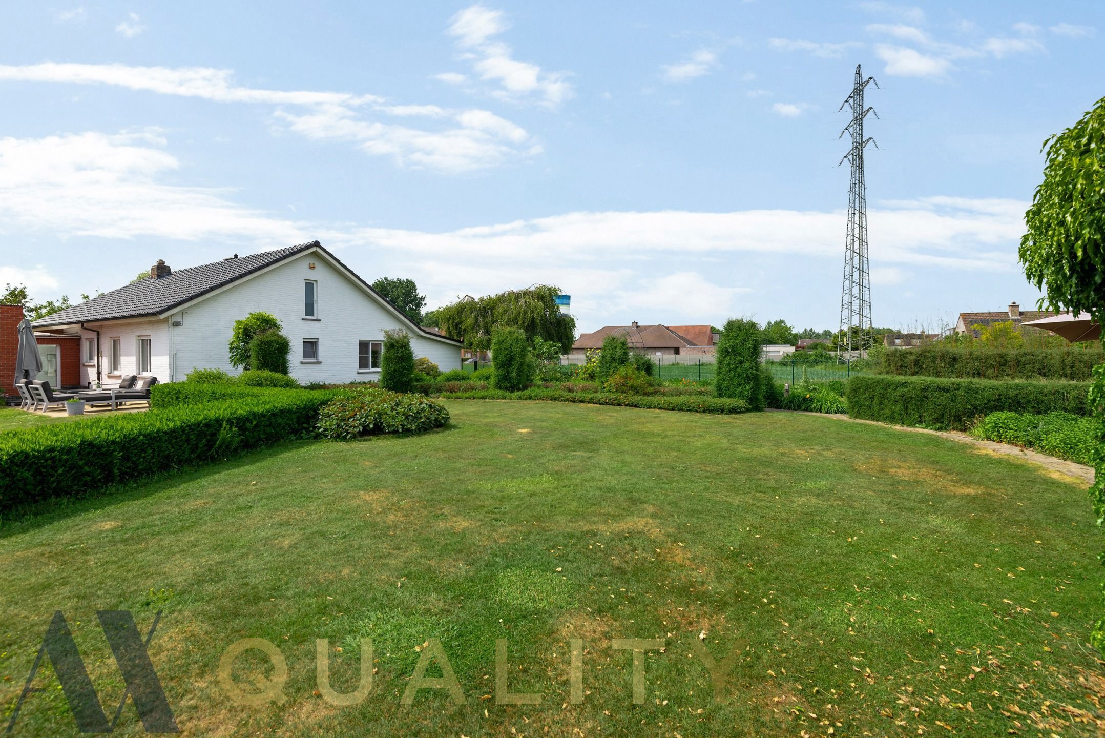 Instapklare villa/bungalow met aansluitend een kantoorruimte/handelsgelijkvloers op ruim perceel van +/- 30 are. Meerdere parkeerplaatsen foto 19
