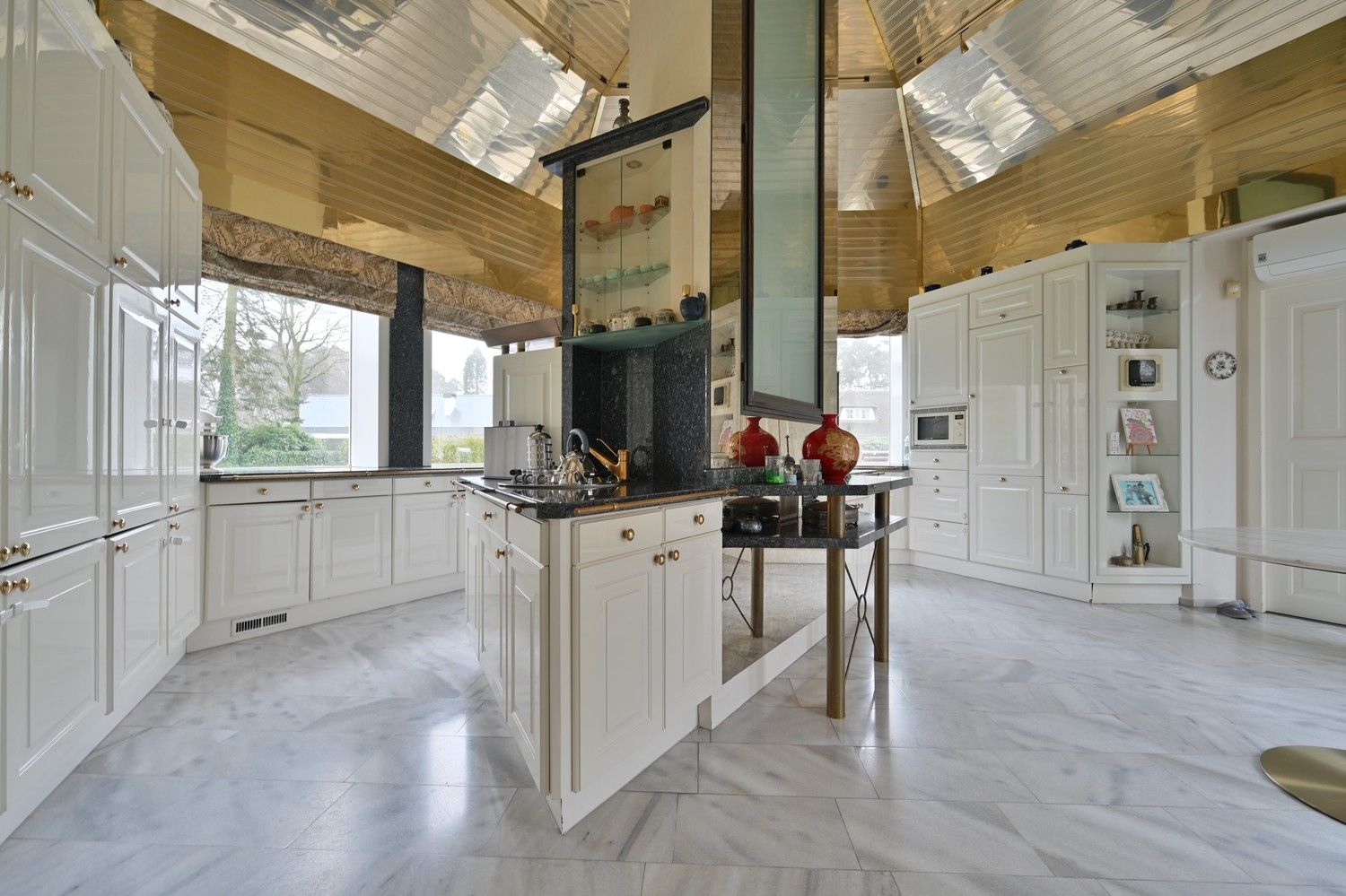 Villa met een uniek, eigentijds ontwerp, fraai gelegen op een perceel van 45a (4.500 m²) in een van de mooiste lanen van Lanaken in villawijk Goudkust te Neerharen foto 12