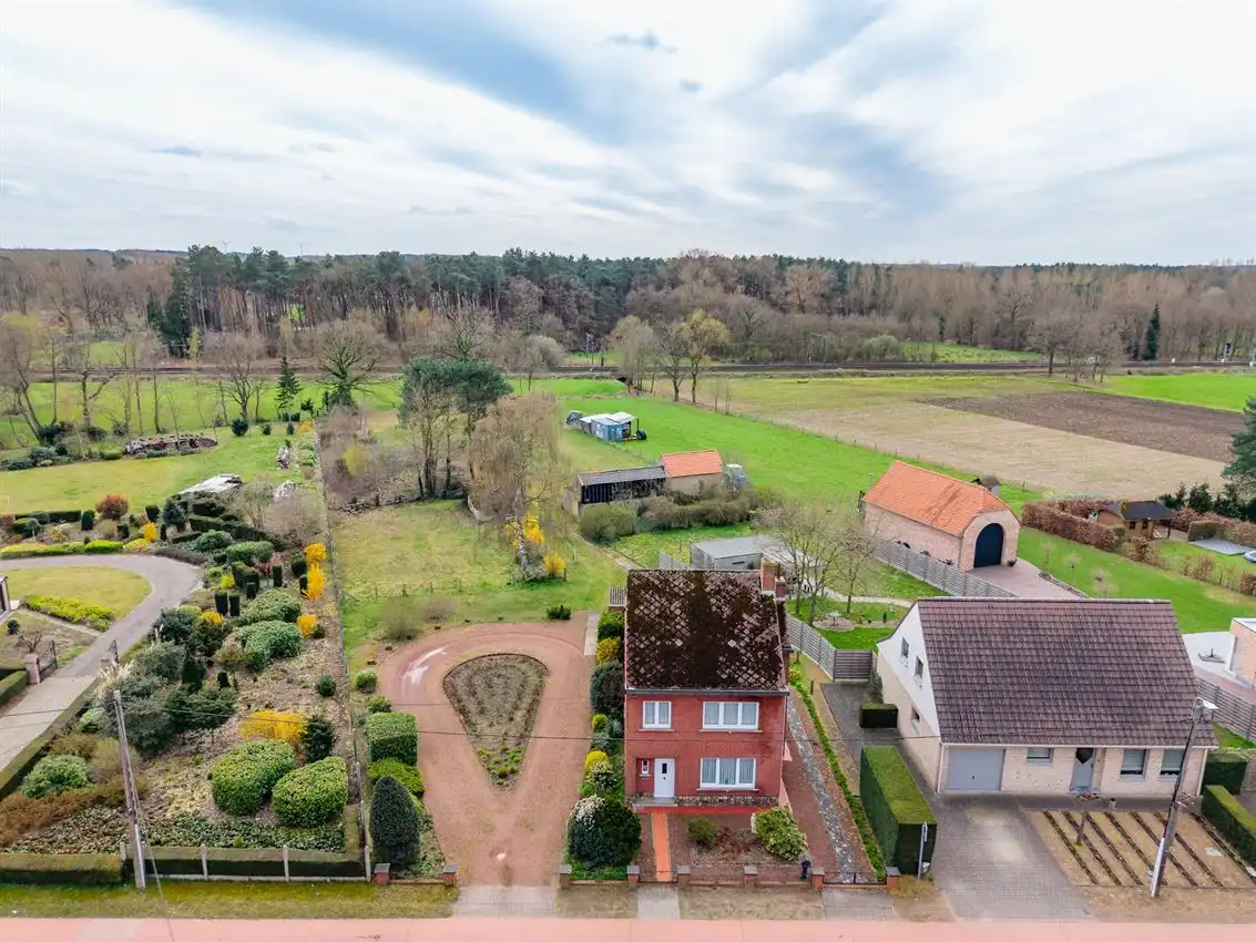 Hoofdfoto van de publicatie: Te renoveren 3slk woning op uitzonderlijk perceel van 34 are 