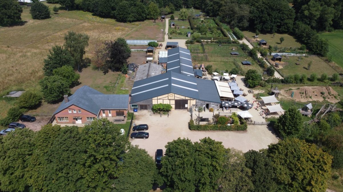 Hoofdfoto van de publicatie: Hoeve met recreatie te koop centrum Tessenderlo op circa 2 ha