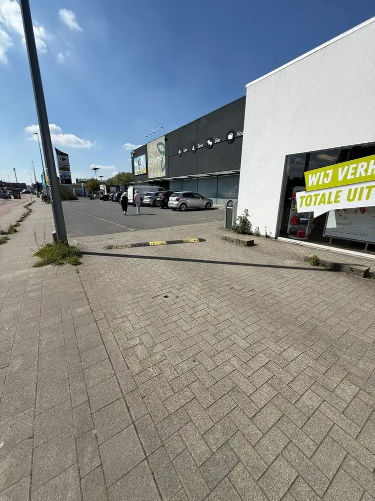BAANWINKEL MET PARKING NABIJ MEDI MARKET, CARREFOUR, KRËFEL, ... foto 3