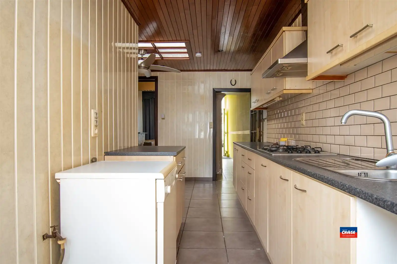 Te renoveren rijwoning met twee slaapkamers en tuin foto 5