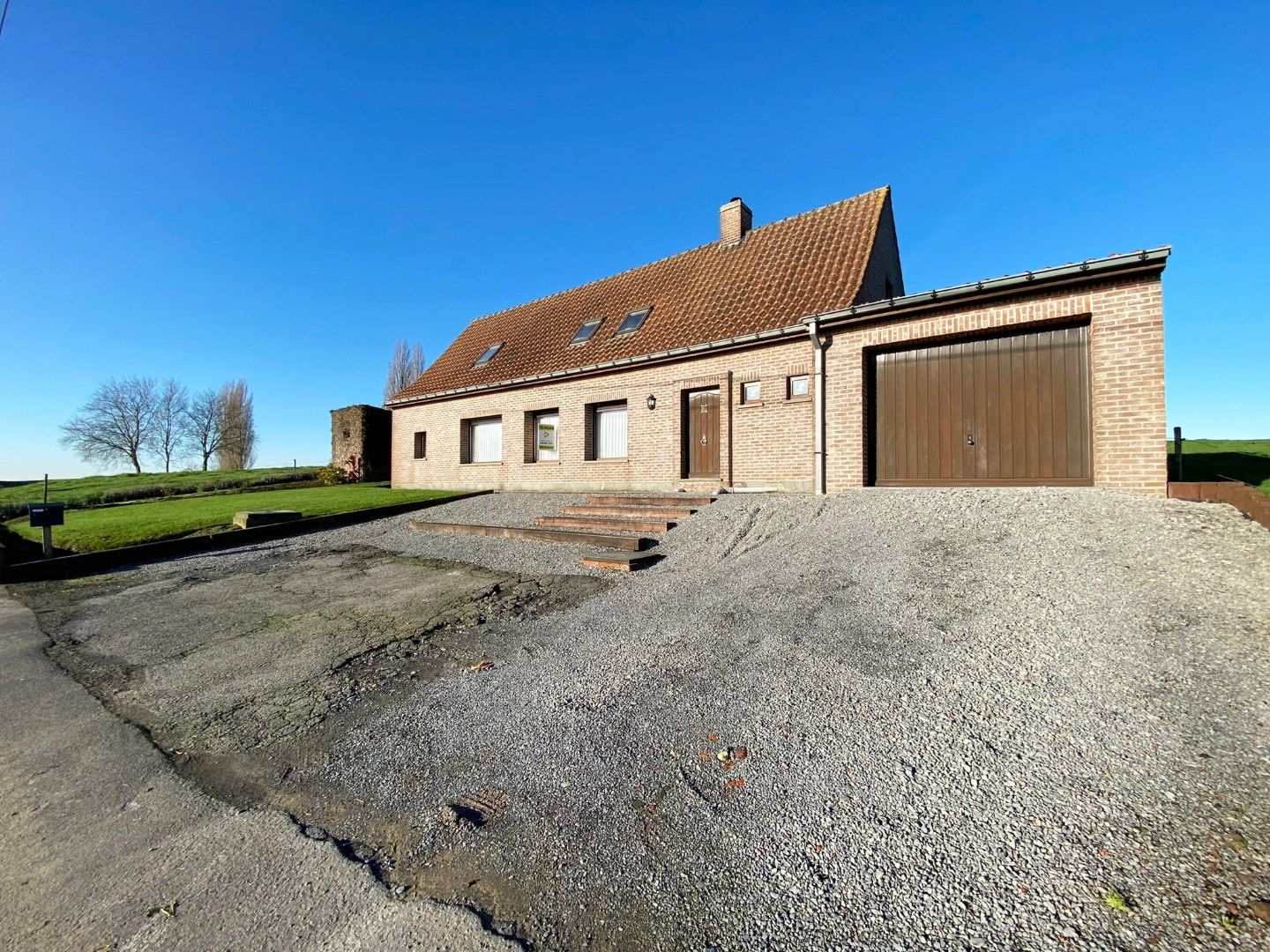 LANDELIJKE WONING MET 3 SLAAPKAMERS EN BIJGEBOUW OP DE POELBERG IN TIELT foto {{pictureIndex}}