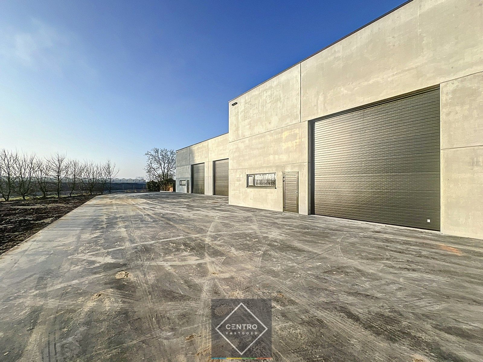 NB MAGAZIJN 216m²  (vrije hoogte 7m !) , voorzien van sectionaalpoort, deur, raam en 3 parkeerplaatsen te SLEIHAGE (Oostnieuwkerke). foto 4