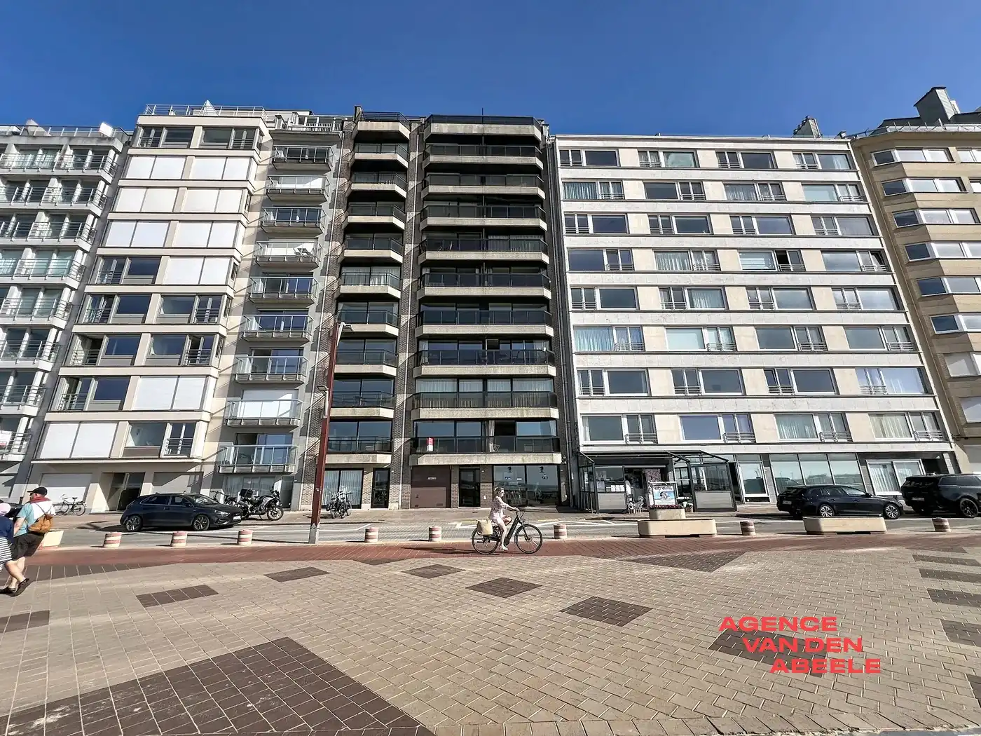 Op een topligging aan de Zeedijk in Duinbergen bevindt zich dit appartement met ongehinderd frontaal zeezicht.  foto 20