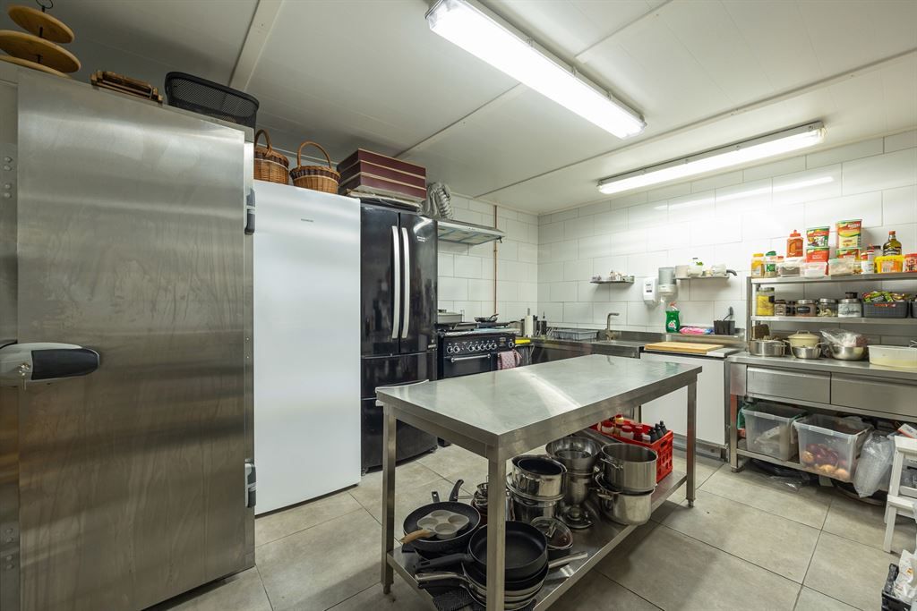 Magazijn met bureel in industriezone foto 7