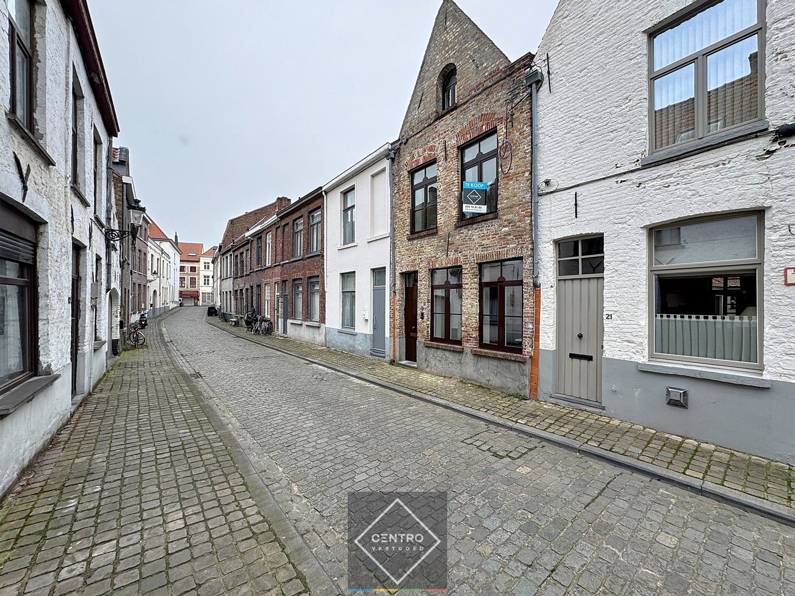 Volledig gerenoveerde BURGERWONING met 3 slaapkamers en zonnig tuin/koer in het historisch centrum te Brugge. foto {{pictureIndex}}