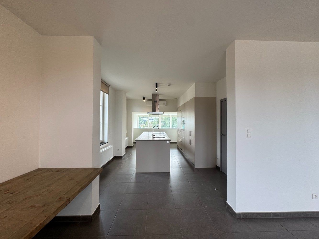 TE HUUR: Ruim Duplex-appartement met 4 staanplaatsen in Diepenbeek foto 6