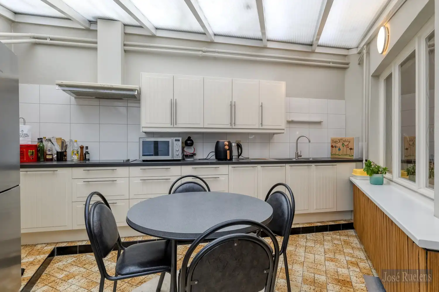 Goede gelegen gezinswoning met zij-ingang en grote tuin. foto 12