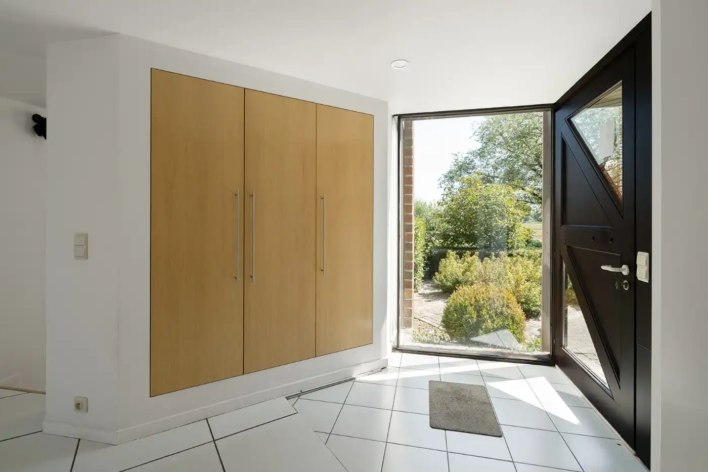 Top gelegen, ruime, vrijstaande woning met 3 slpk., garage en prachtige tuin foto 3