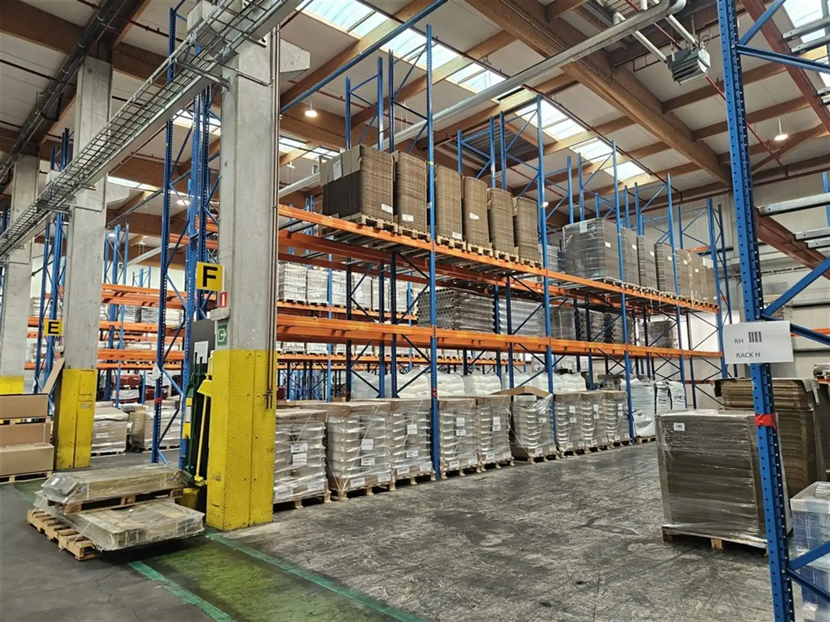 Magazijn met laad- en loskades en kantoren nabij R4 foto 20