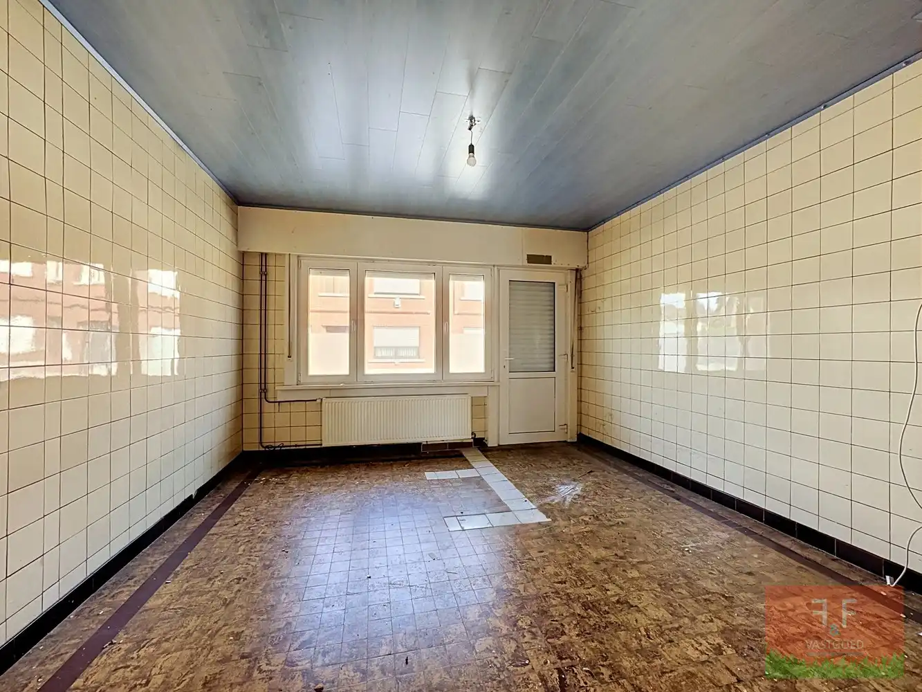Open bebouwing met 6 slaapkamers, 3 badkamers, inpandige garage en ruime tuin foto 6