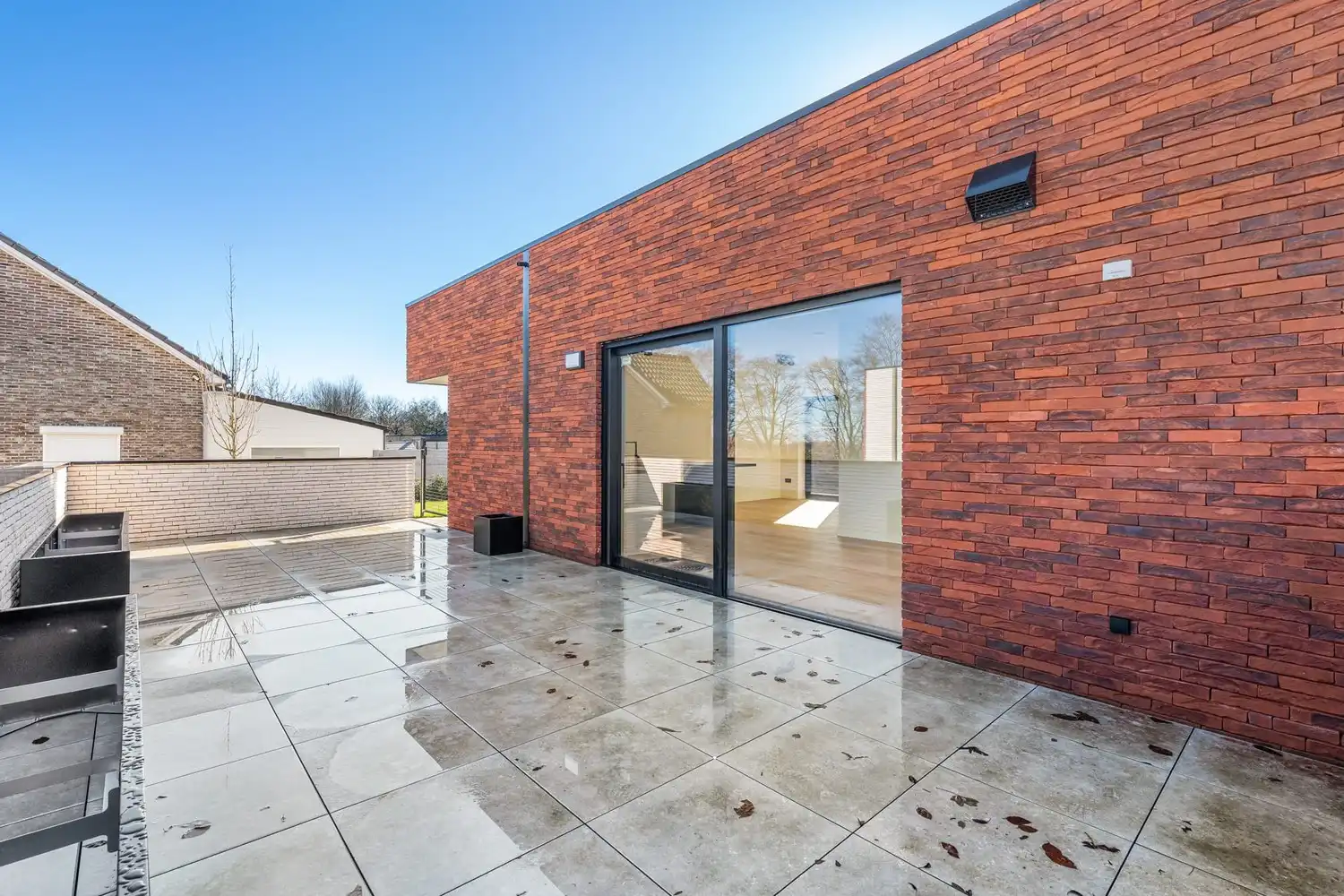 Deze stijlvolle nieuwbouw rijwoning in de Kanunnik Darisstraat combineert een centrale ligging in het hart van Borgloon met hedendaags wooncomfort en energiezuinige technieken. Met winkels, horeca en andere voorzieningen op wandelafstand woon je hier rustig én praktisch.  De woning is verdeeld over twee verdiepen en biedt een doordachte, gezinsvriendelijke indeling. Op het gelijkvloers bevindt zich een gezellige leefruimte met warme parketvloer, die naadloos aansluit op de volledig ingerichte leefkeuken met kookeiland – de ideale plek om te koken, te tafelen en gasten te ontvangen in een aangename, open sfeer.  Op de verdieping zijn er drie volwaardige slaapkamers, waardoor deze woning ideaal is voor gezinnen, koppels die extra ruimte wensen of wie een aparte bureau‑ of hobbykamer zoekt. De stijlvol afgewerkte badkamer, met kwalitatief badkamermeubel, ruime inloopdouche en moderne zwarte accenten, zorgt elke dag opnieuw voor een echt wellnessgevoel.  Buiten geniet je van een... foto 9