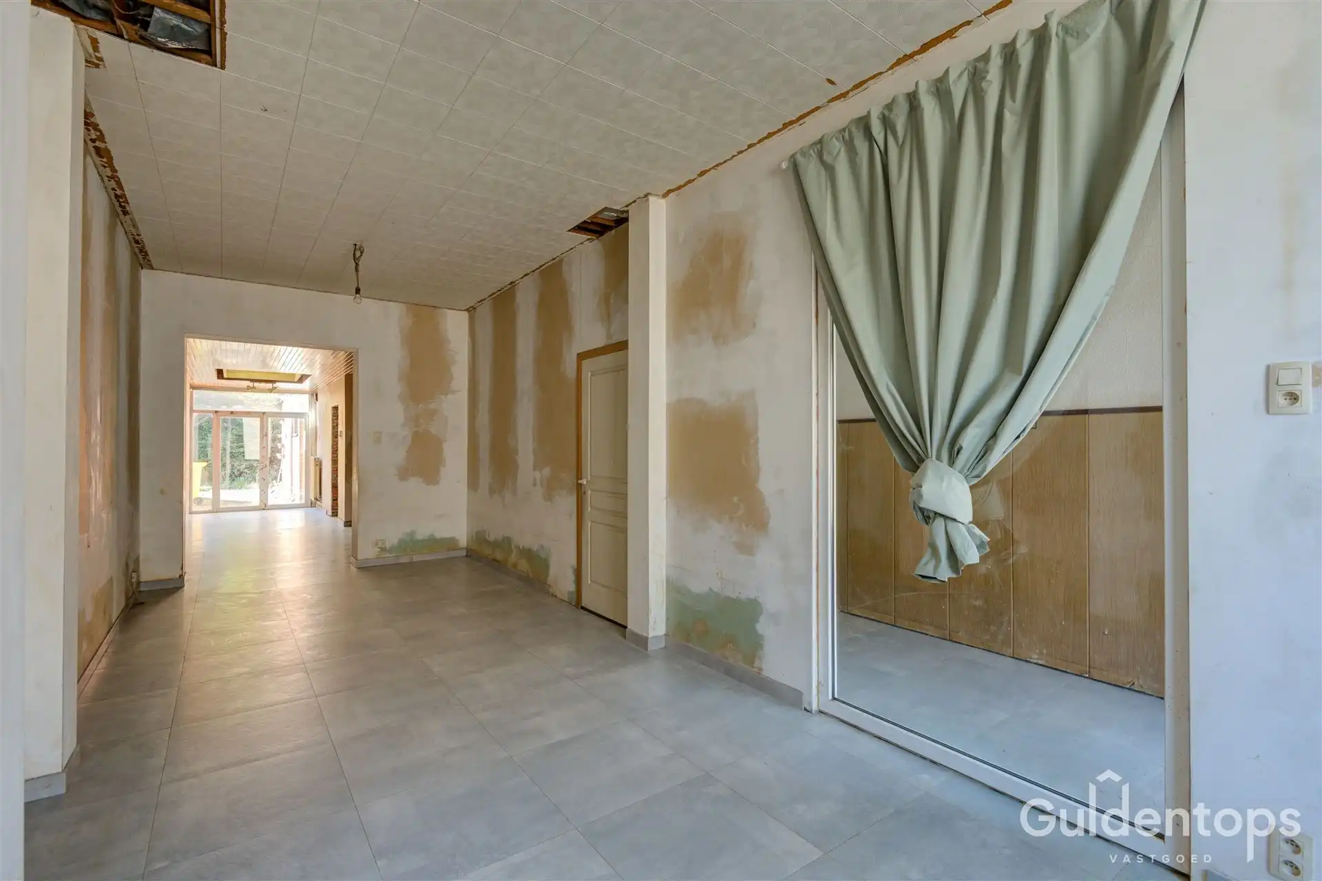 Te renoveren gezinswoning met 3 slaapkamers en grote tuin. foto 5
