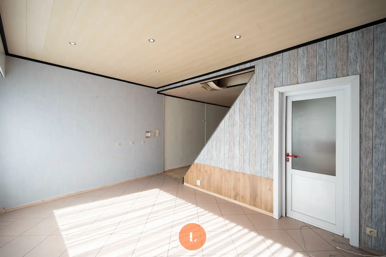 Te renoveren woning met 3 slaapkamers en garage in Menen. foto 3