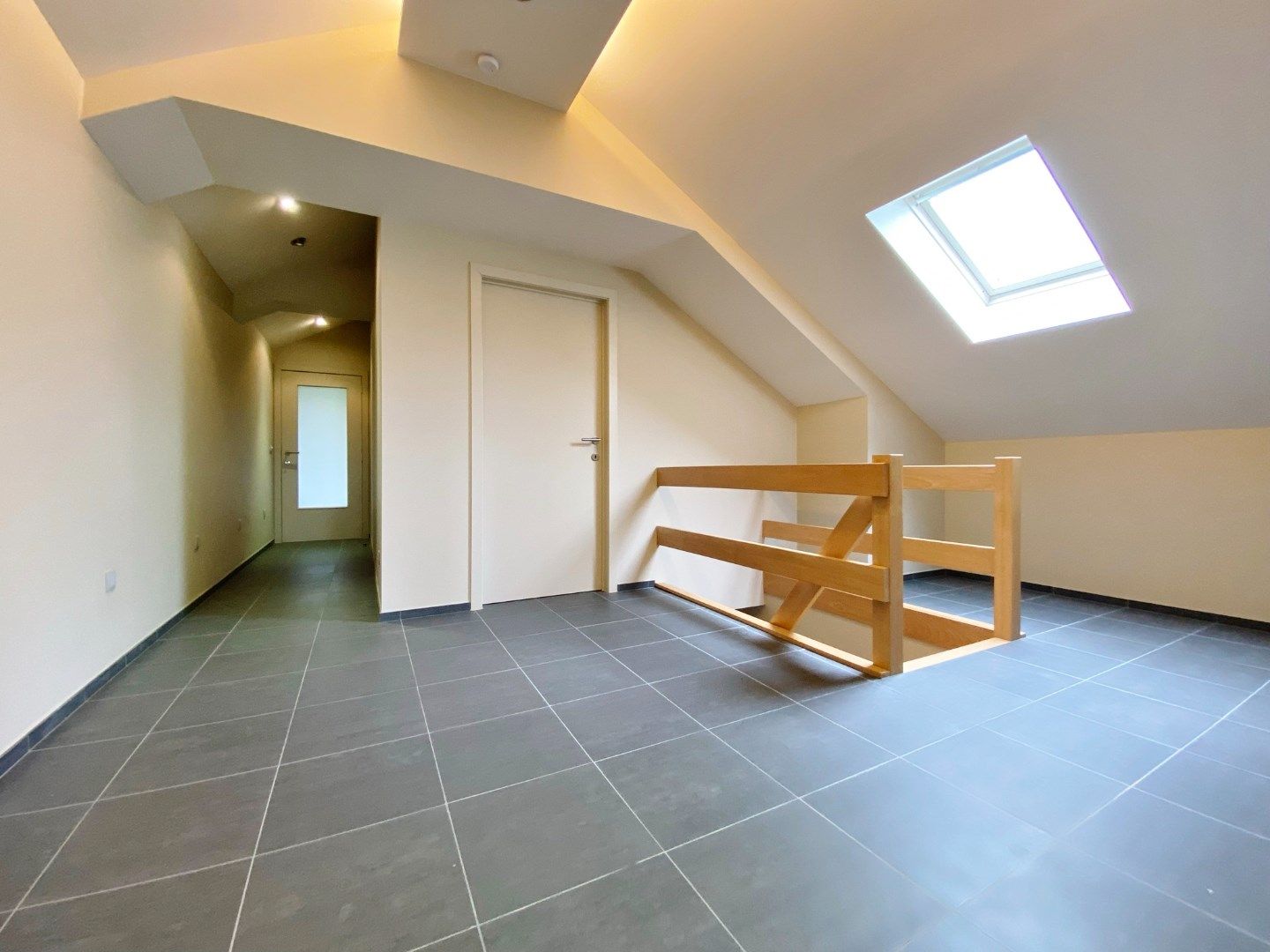 Alleenstaande woning met garage en zonnige tuin met prachtig uitzicht.  foto 13