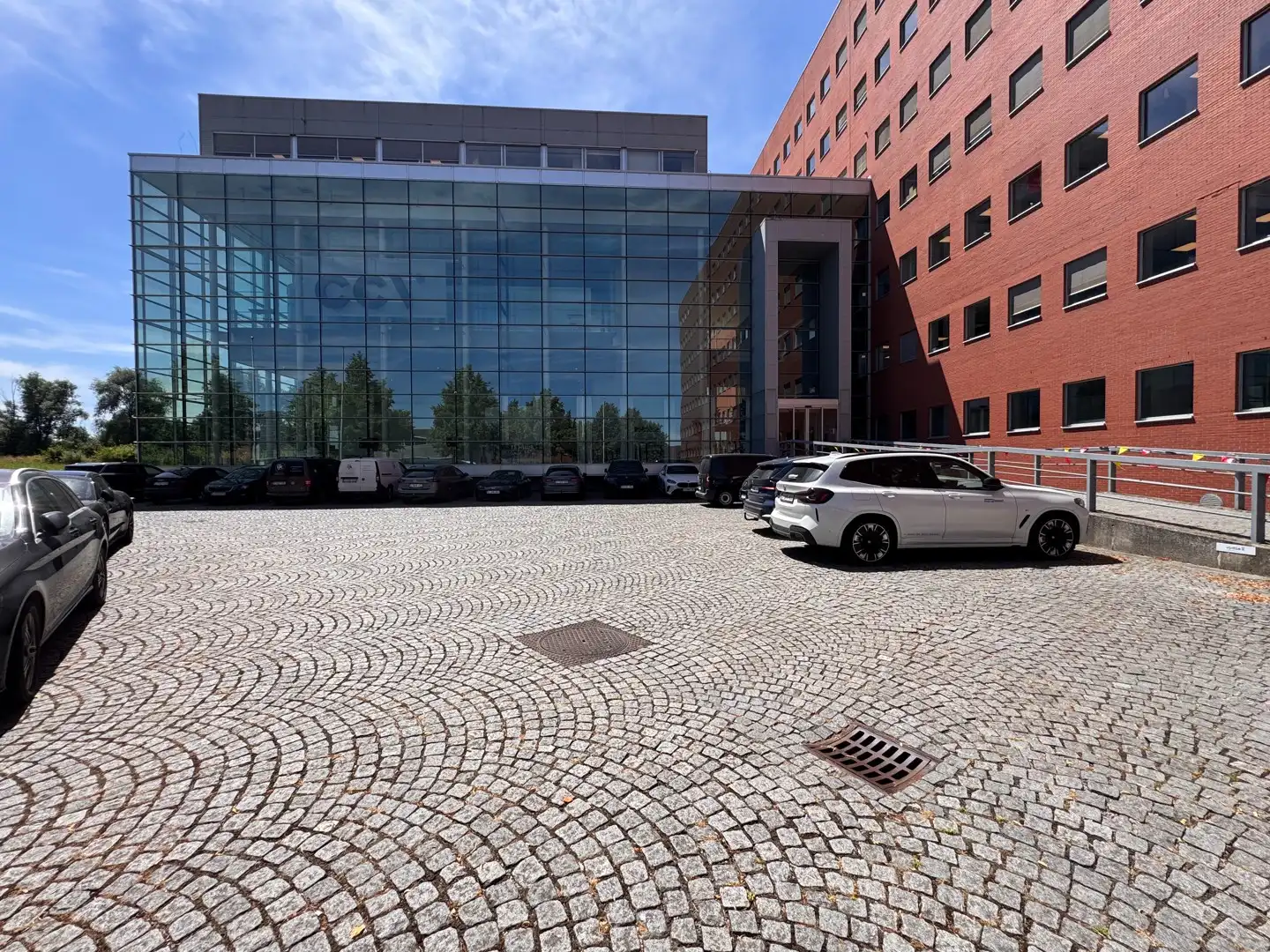 Instapklare kantoorruimte van 705 m² in Ieper foto 4