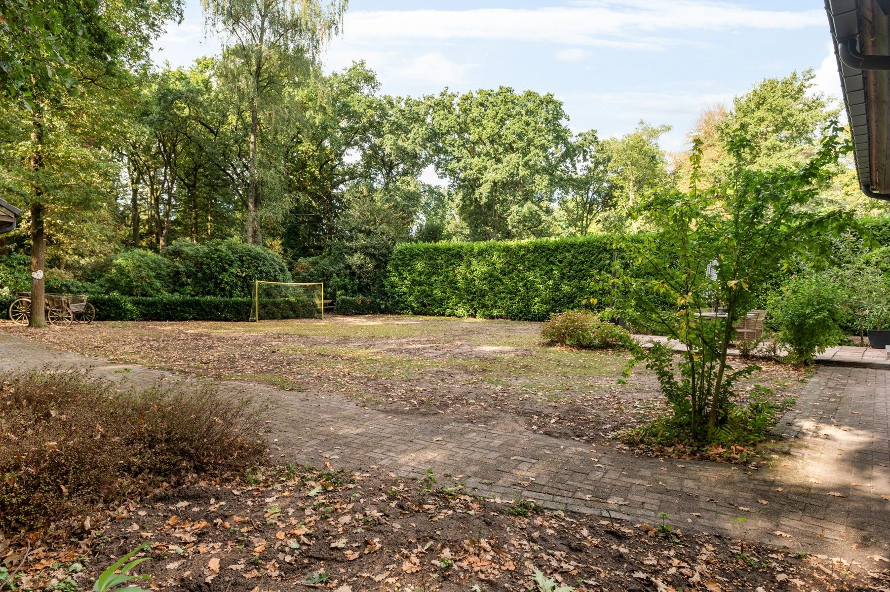 Ruime woning met bouwgrond foto 26