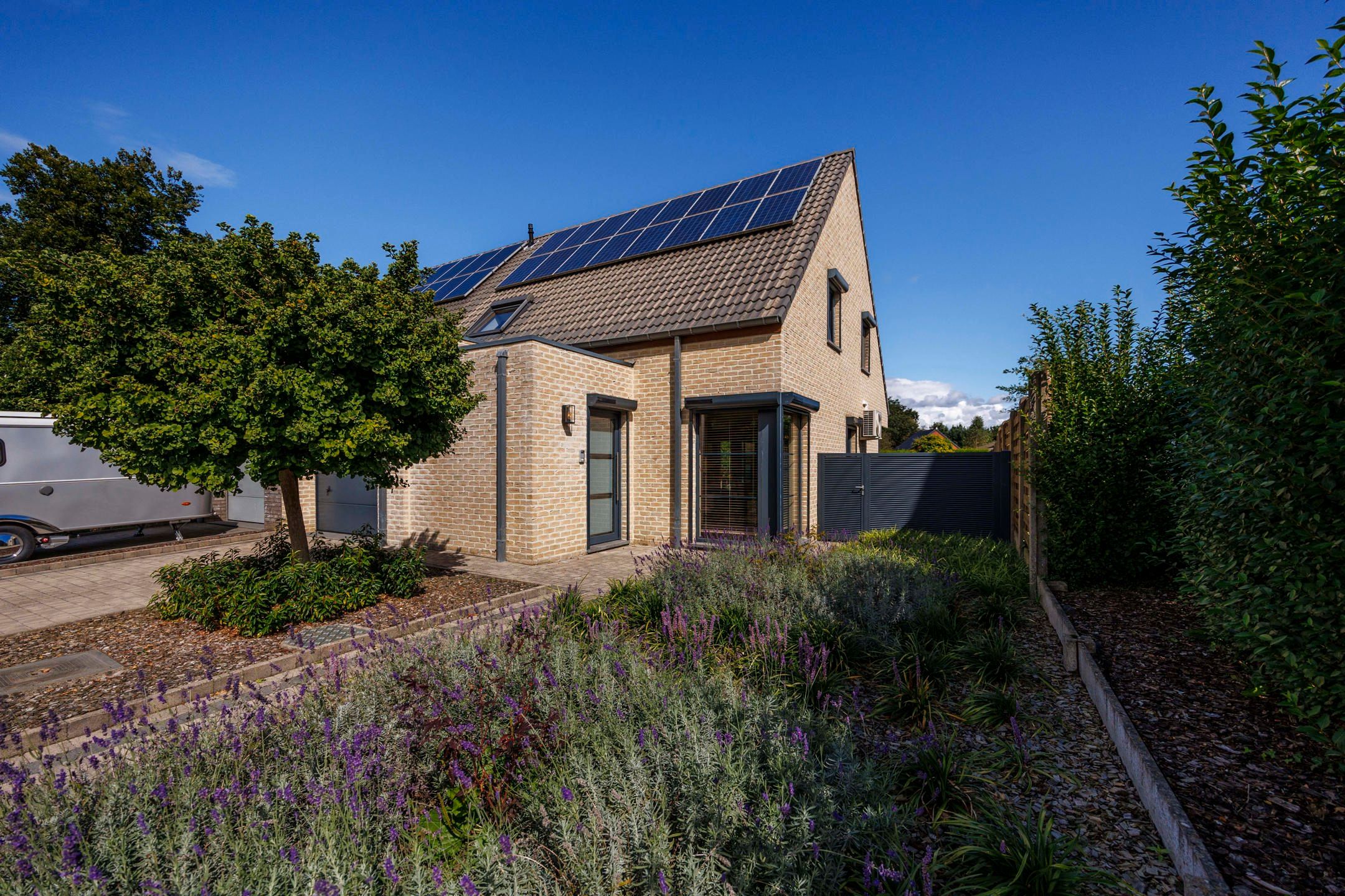 Moderne, instapklare woning met 3 slaapkamers foto 2