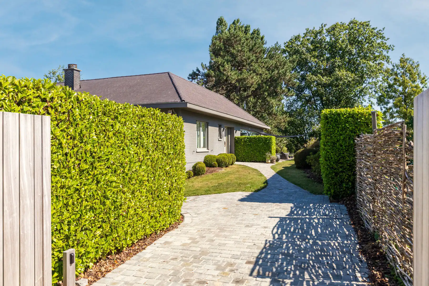 Ruime laagbouwvilla in residentiële villawijk foto 3