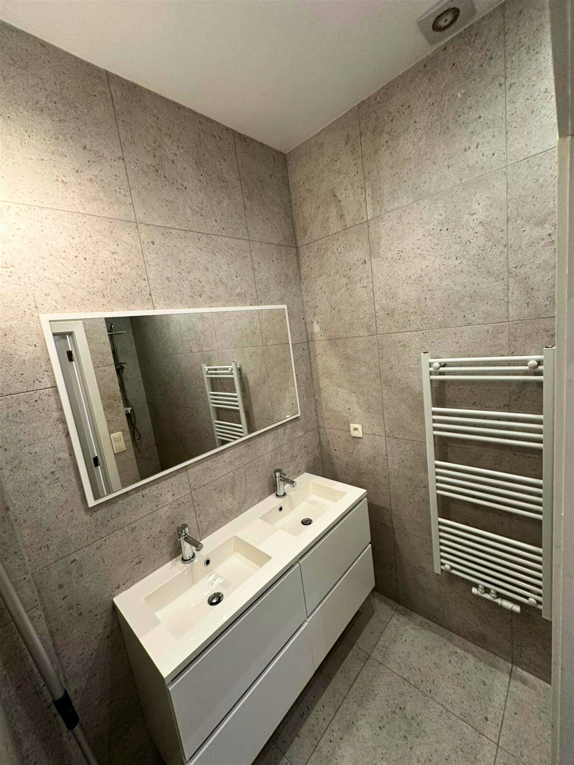 Volledig gerenoveerd gelijkvloers appartement met 2 slaapkamers  te huur in Merksem foto 10