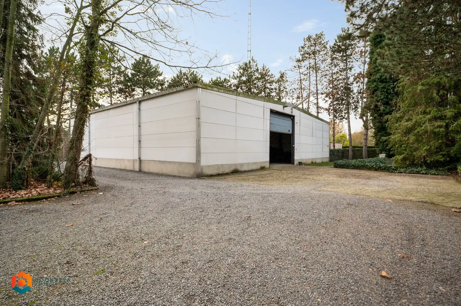 Te renoveren woning met 4 slpkrs en magazijn van 360m² op ruim perceel van 5730m² foto 4