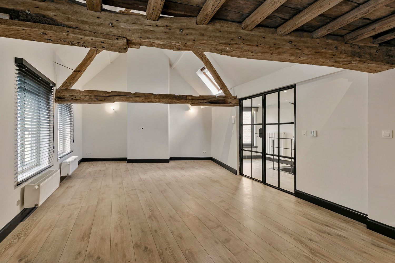 Prachtig gerenoveerde 2 slaapkamer hoekwoning in het centrum van Brugge foto 18