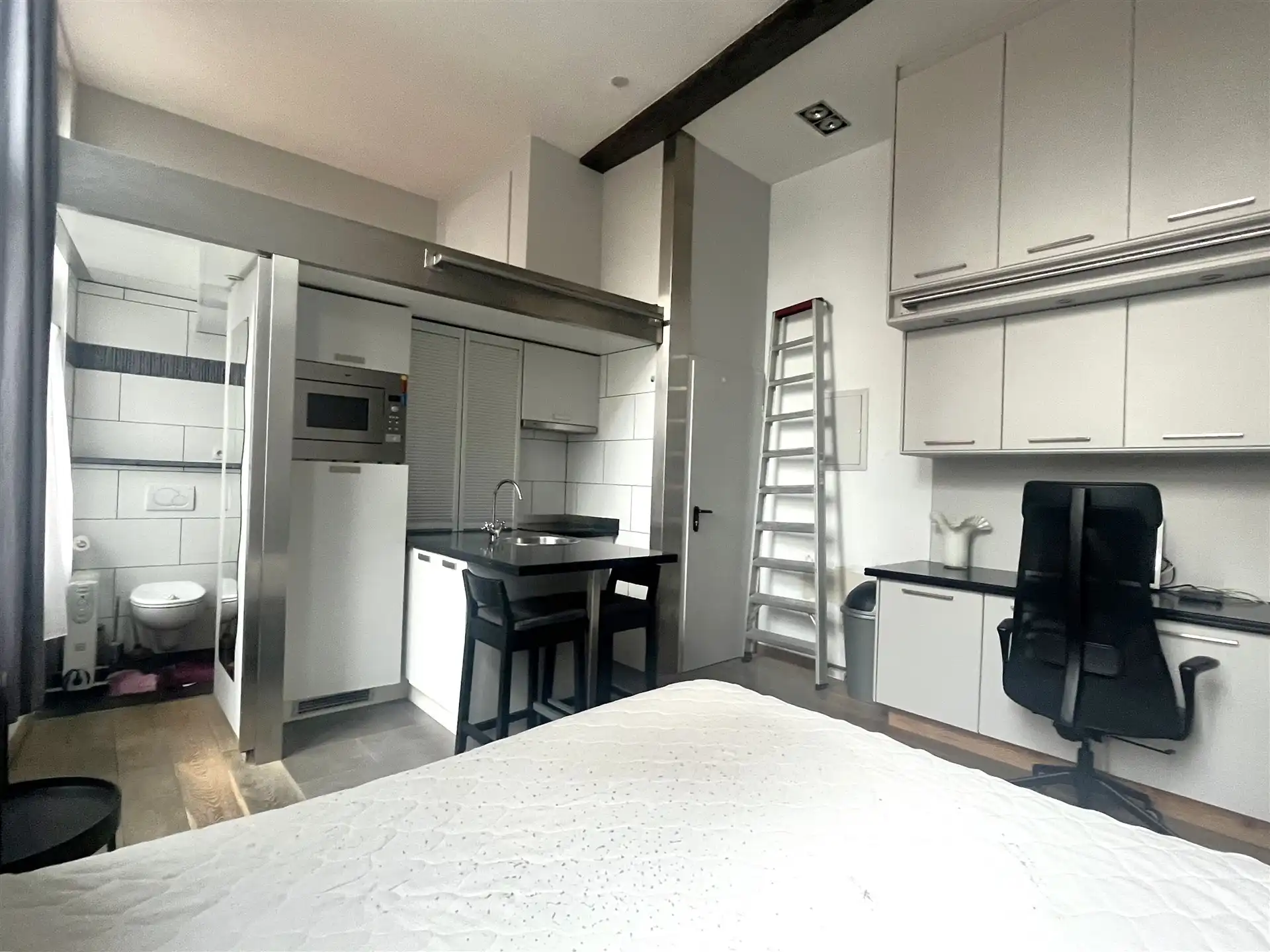 Gemeubelde studio met mezanine aan de Grote Markt! foto {{pictureIndex}}