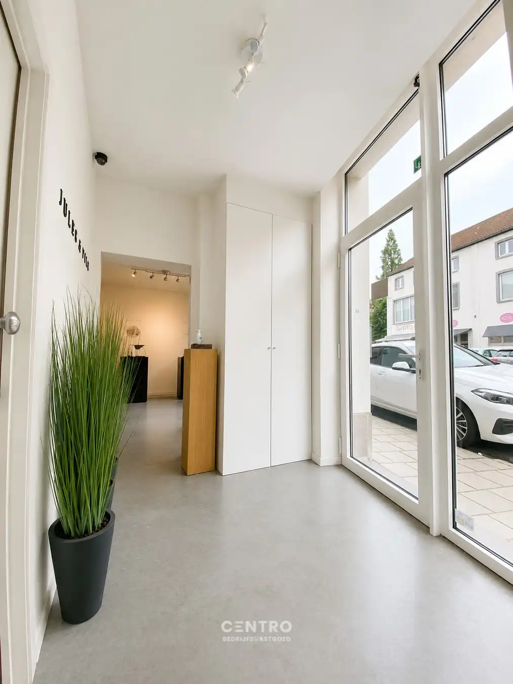 Lichtrijke KANTOOR / PRAKTIJKRUIMTE  ± 40m² te HUUR in het centrum Roeselare. foto 4
