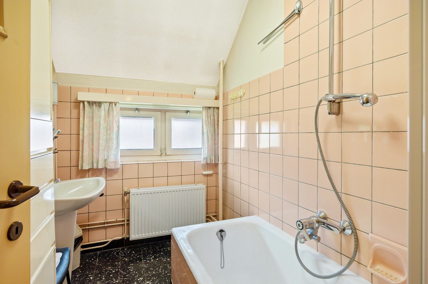Ruime gezinswoning met 4 slaapkamers en royale tuin op toplocatie in Kapellen foto 17