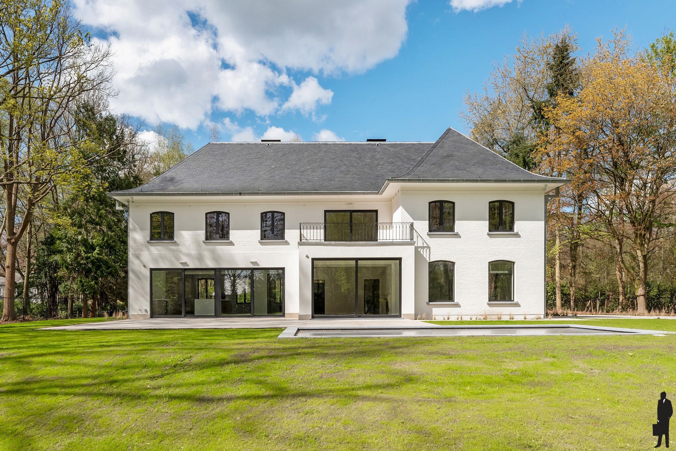 Gerenoveerde villa (ca. 3.628 m²) in een doodlopende straat! foto {{pictureIndex}}