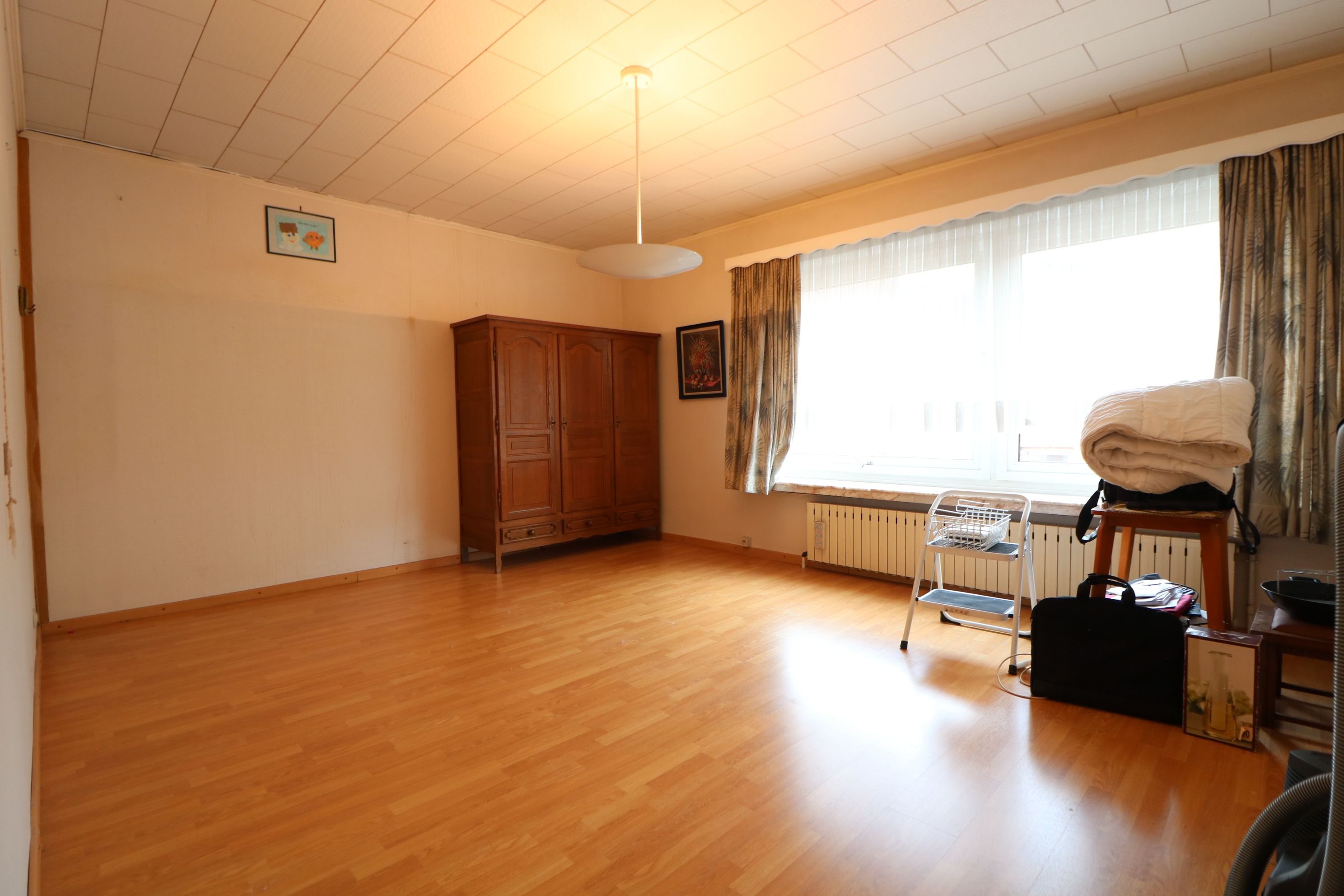  Zeer ruime woning met 5 slaapkamers, garages (8 wagens) en werkplaats. foto 8