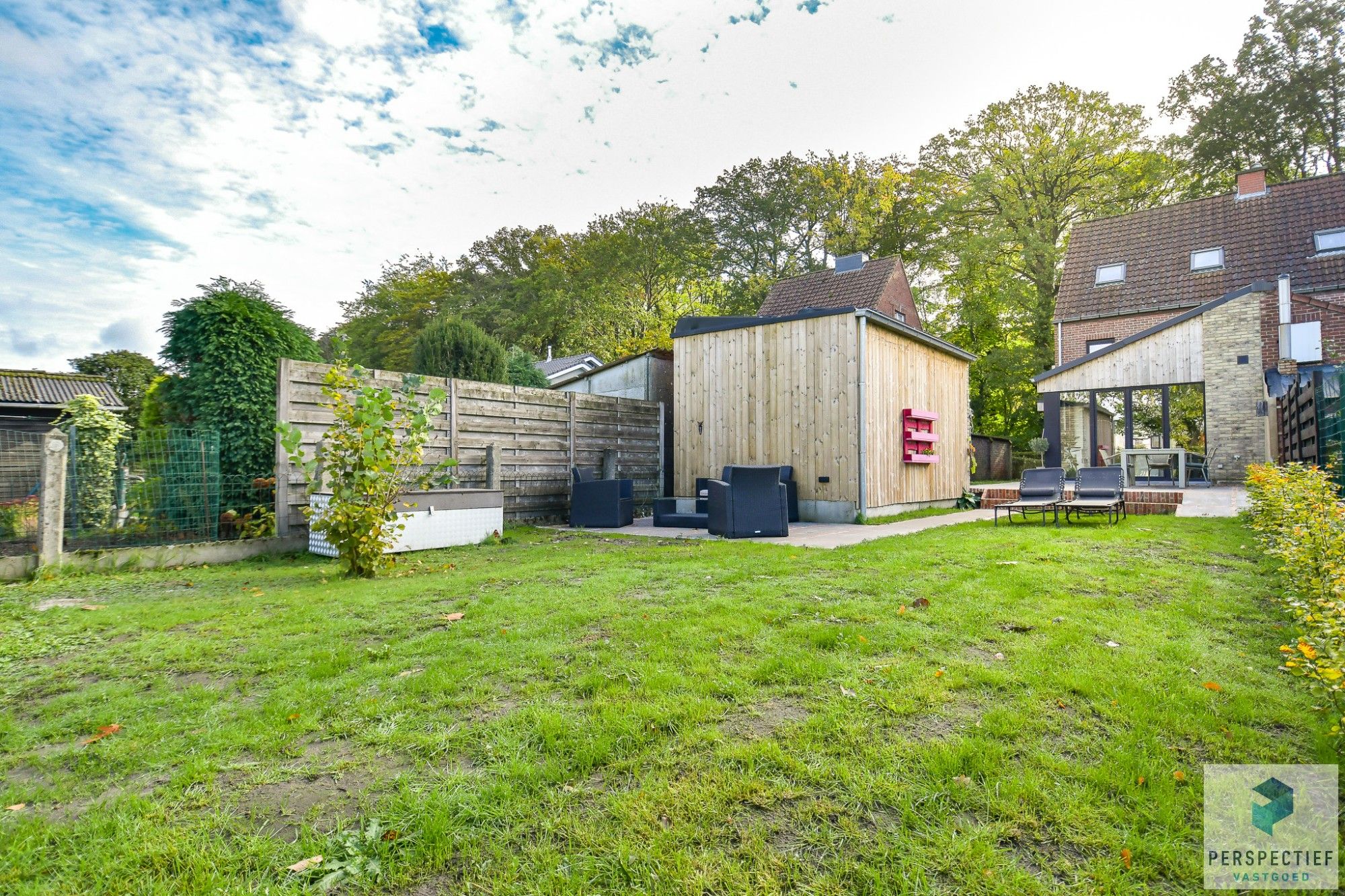 Uiterst GOED gelegen VERNIEUWDE woning met GROTE tuin foto 2