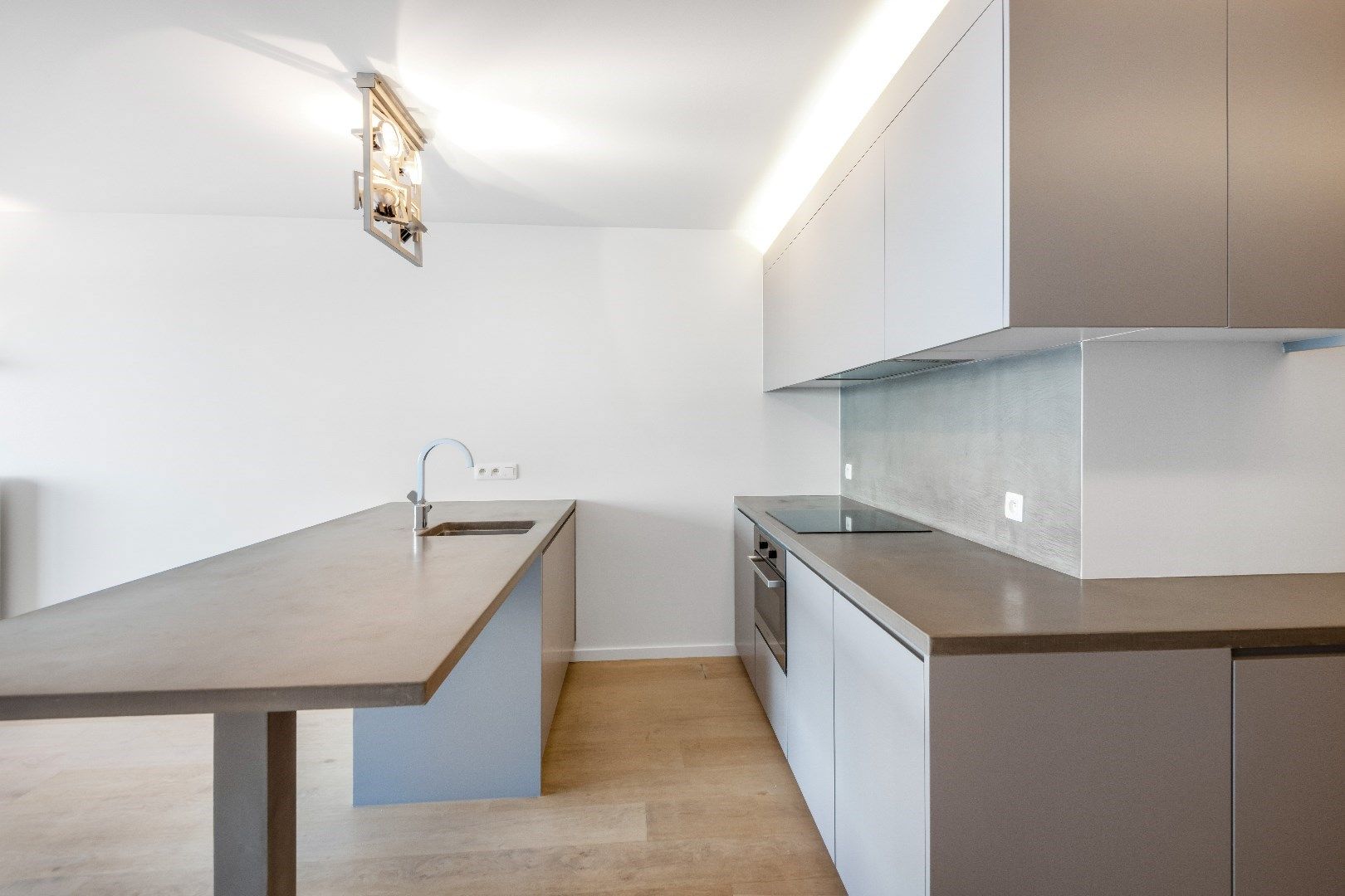 Ongemeubeld appartement met prachtig zeezicht, gelegen op het Lichttorenplein. foto 5