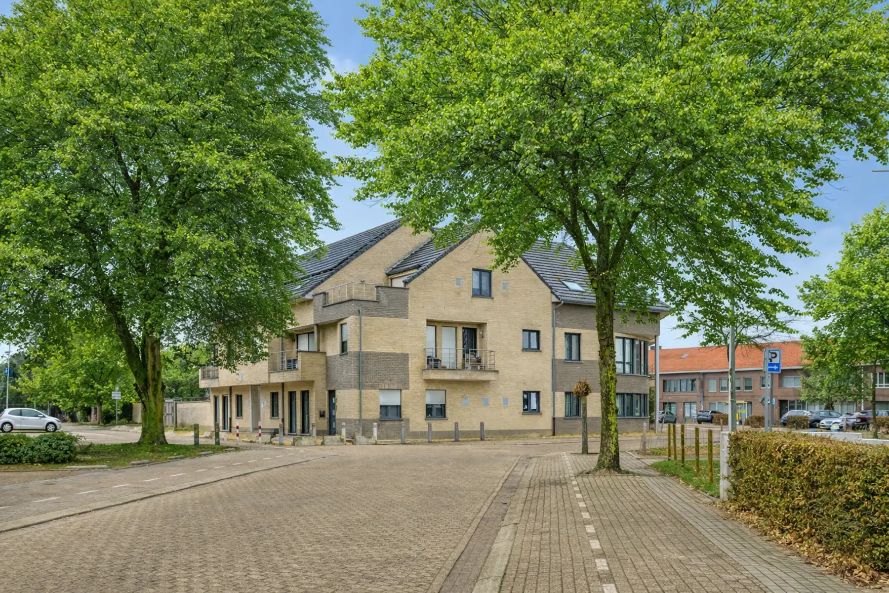 Zuid gelegen appartement met 2 slaapkamers + 2 parkings+2 bergings foto {{pictureIndex}}