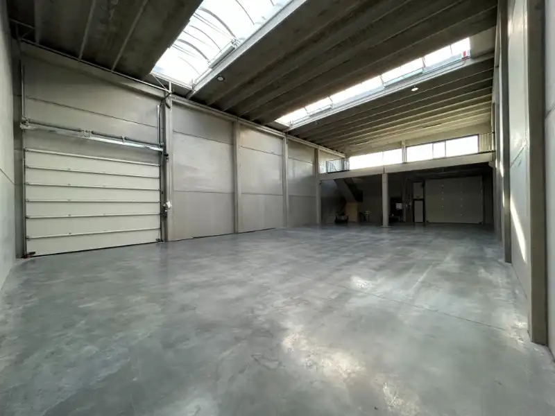 Recente KMO unit (350 m²) met mezzanine (72 m²) + parking foto 2