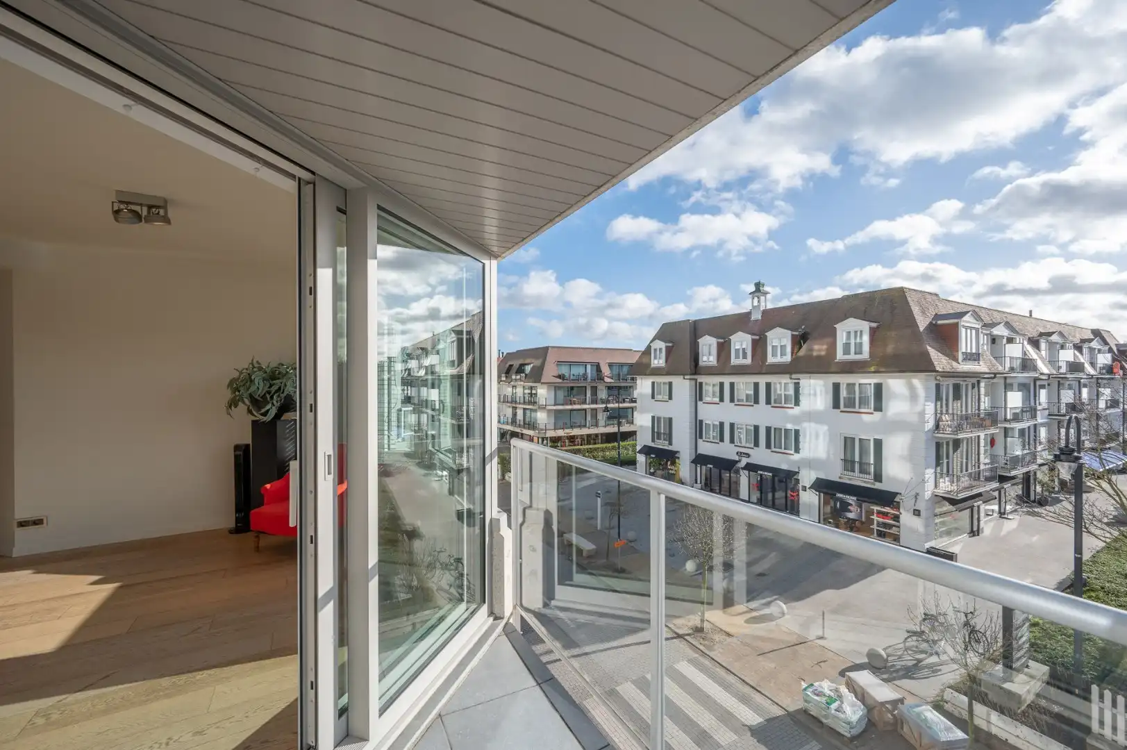 Perfect gelegen drie slaapkamer appartement met zonneterras foto 2