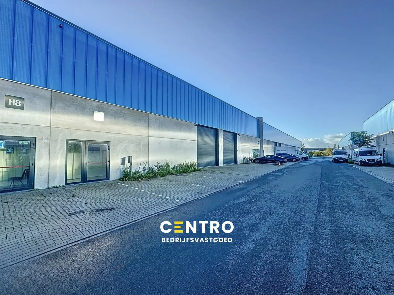 Recent (° 2019) en goed geïsoleerde NB OPSLAGRUIMTE (488m²) met hoge sectionaalpoort en 4-tal private parkings voor de deur. Op ambachtelijke zone te Oostende. foto {{pictureIndex}}