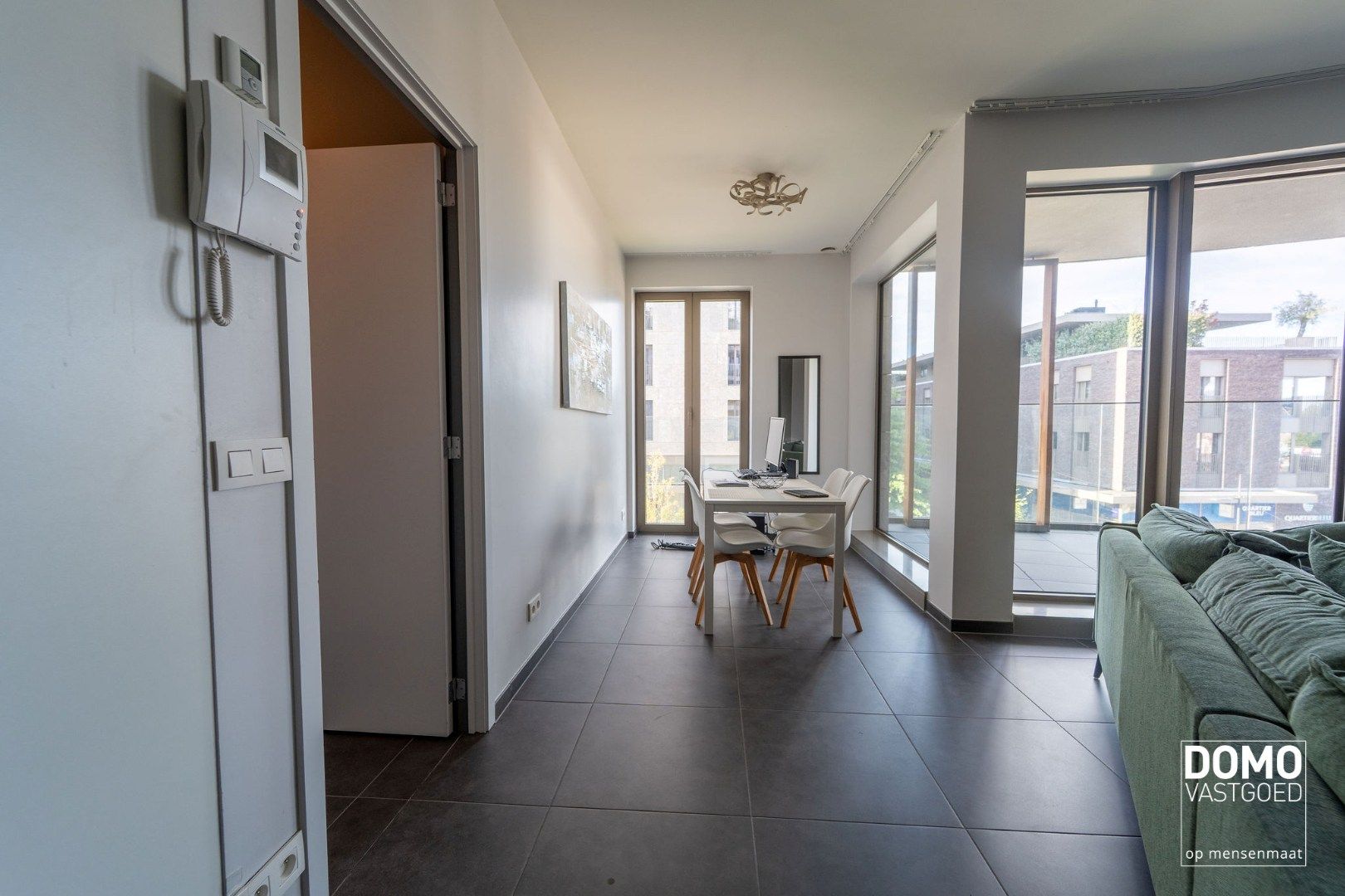 LUXE APPARTEMENT MET PRACHTIG TERRAS, 2 SLAAPKAMERS EN AUTOSTANDPLAATS TE KOOP IN HARTJE VAN HASSELT  foto 2