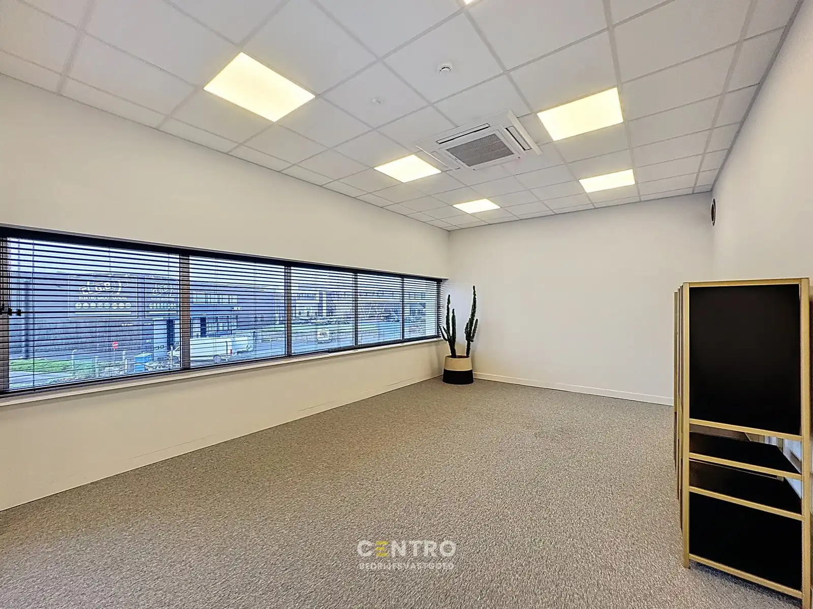 Kwalitatief afgewerkte KANTOORRUIMTE (268 m²) op de eerste verdieping met private parkeergelegenheid (inclusief laadpalen)! foto 17