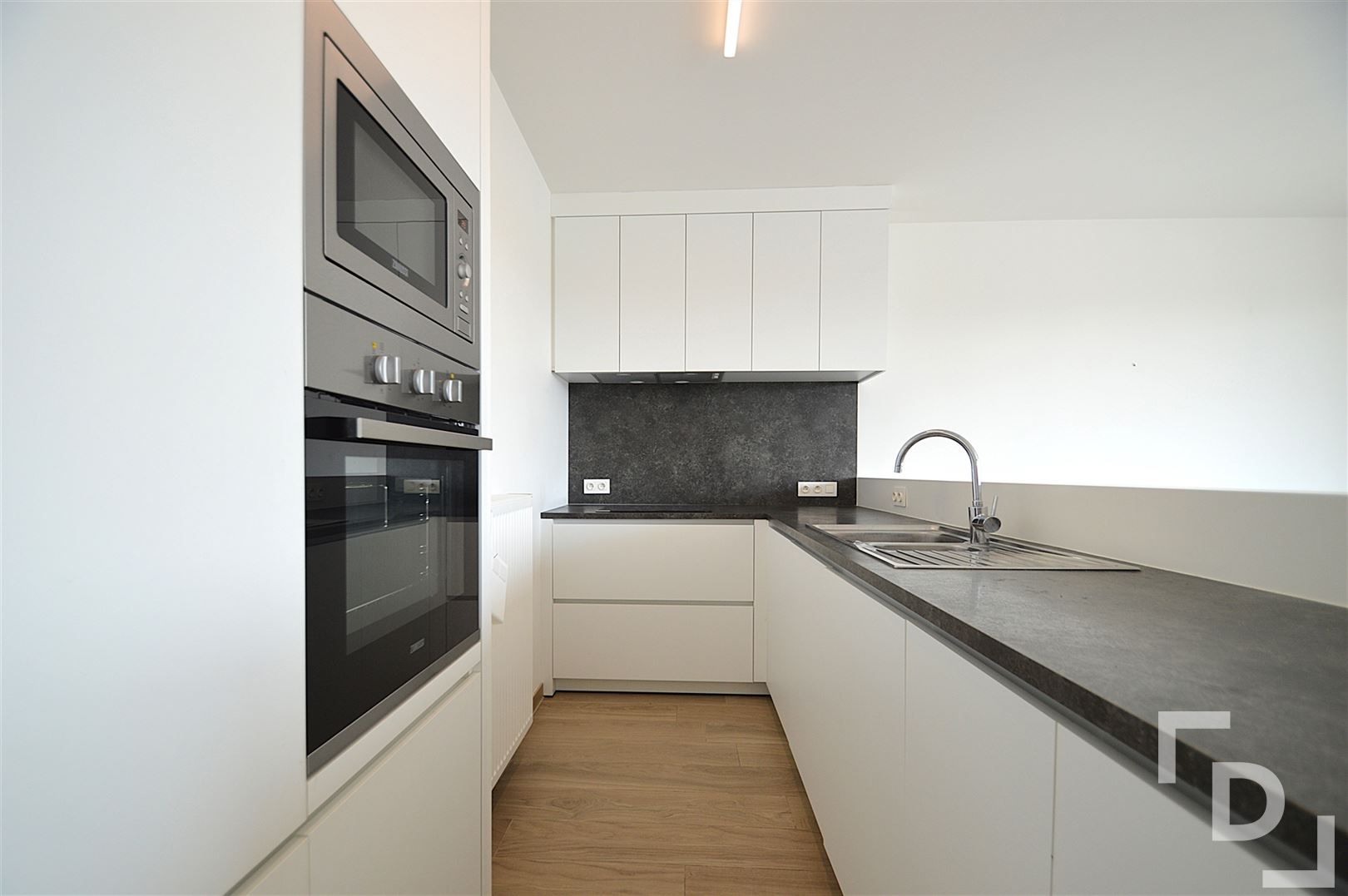 Recent appartement met ruim terras en garage te huur in Ieper. foto 8