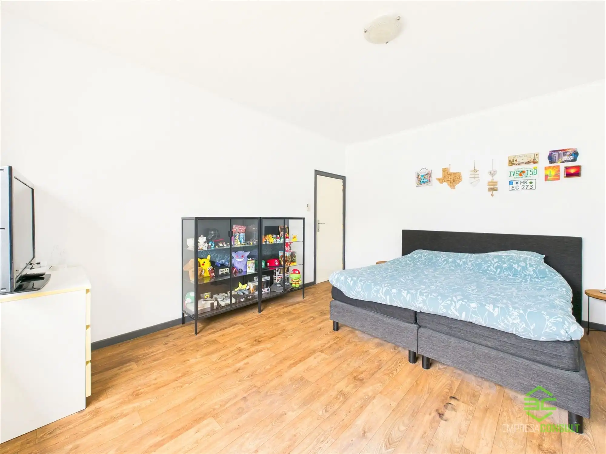 Instapklare gezinswoning met 6slpk en grote aparte garage! foto 12