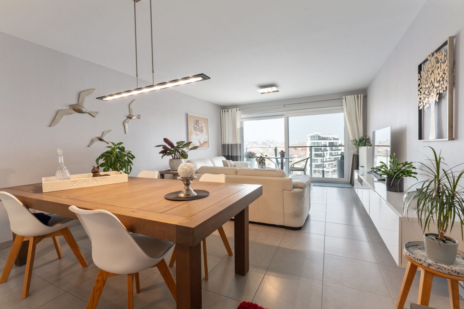 Prachtig instapklaar 2 slaapkamer appartement met een fantastisch zicht over het Stationsplein foto 1