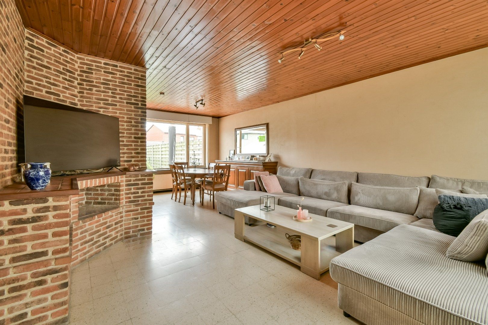Te renoveren woning in een rustige woonwijk! foto 2
