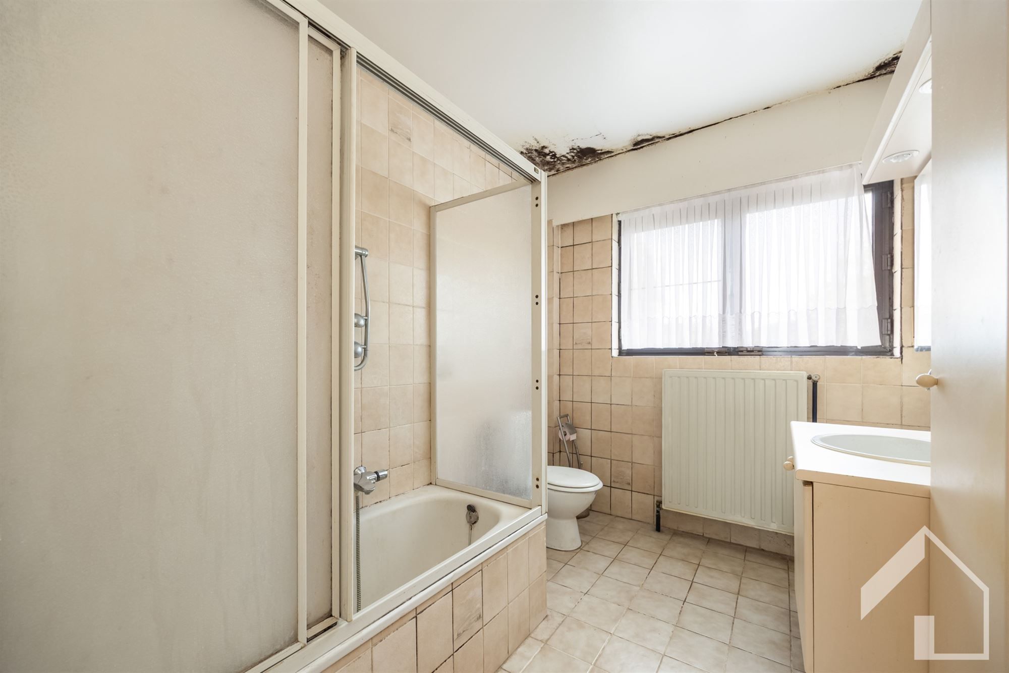 Te renoveren woning op toplocatie! foto 13