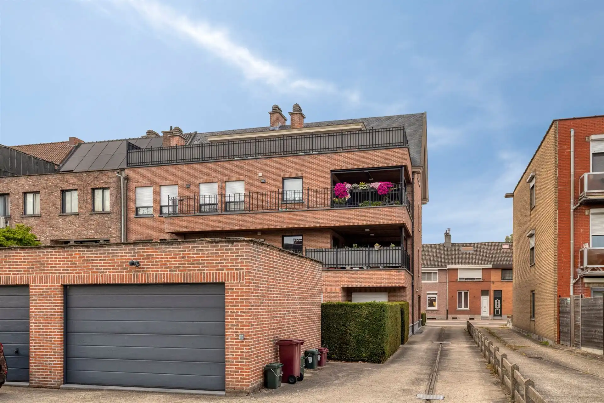 Instapklaar appartement met 2 slpk's, terras, garage en berging! foto 19