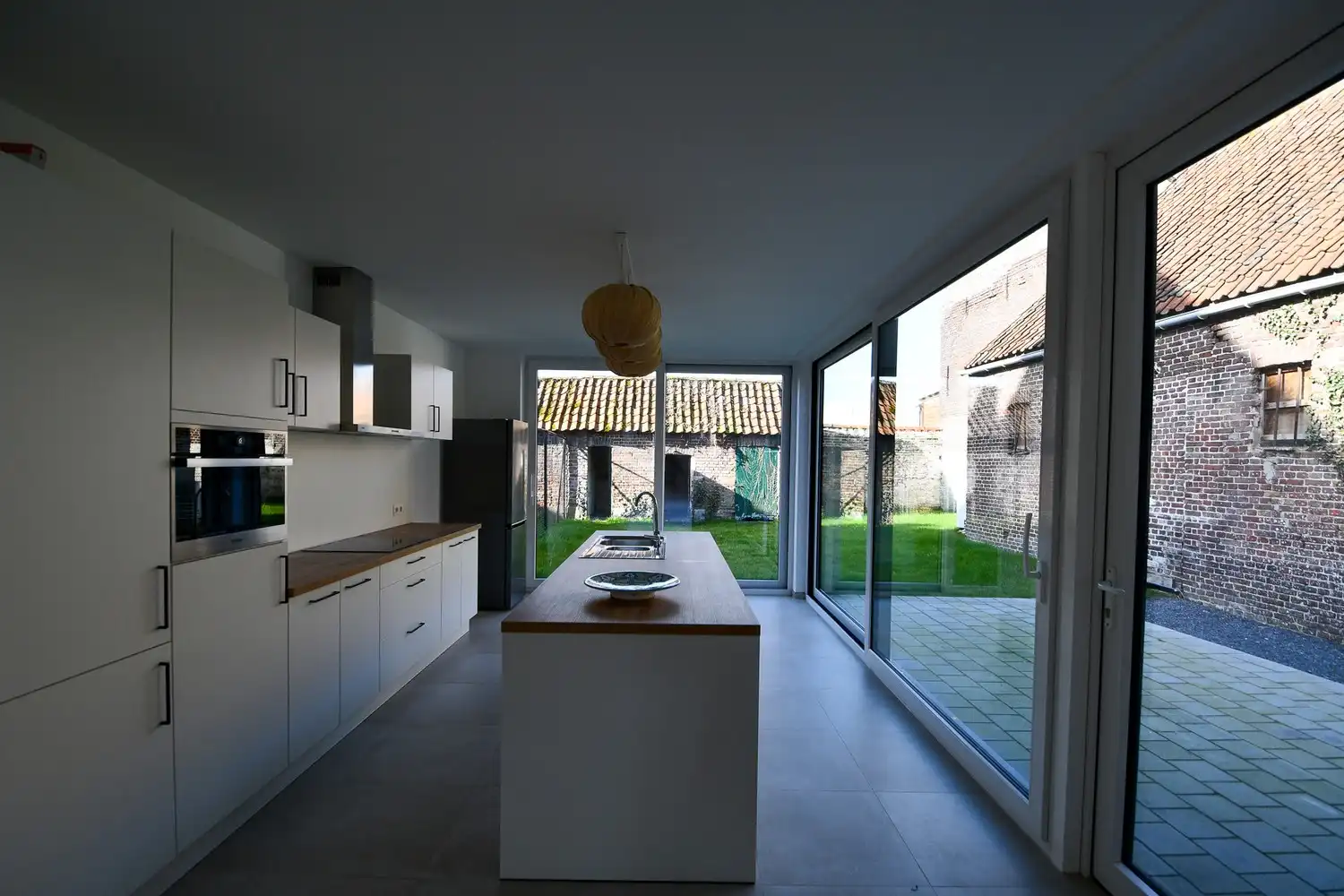 Volledig gerenoveerde dorpswoning met 3 slaapkamers foto 2