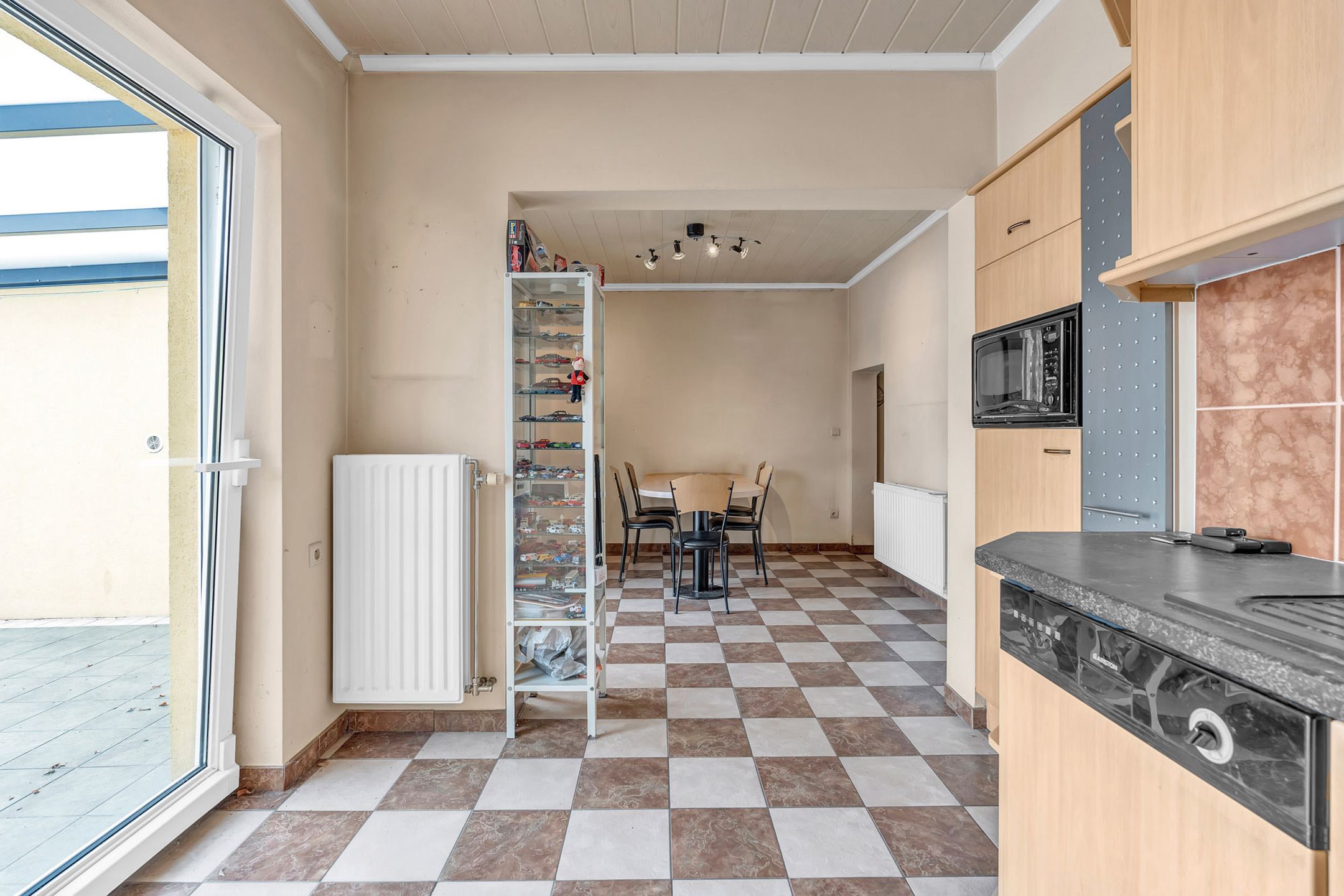 Ruime instapklare woning met loods op commerciële ligging foto 13